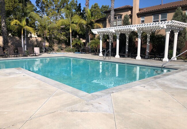 Building Photo - Charming Corner Unit in Oceanside