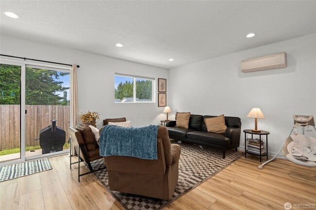 Building Photo - 3 Bedroom 2 Bath located in Winlock
