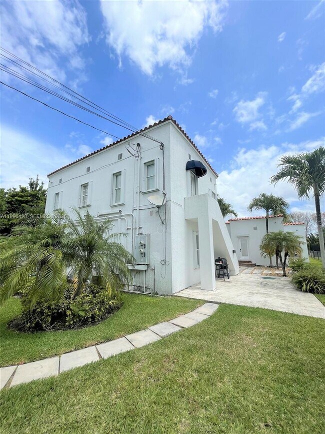Building Photo - 5116 SW 57th Ave