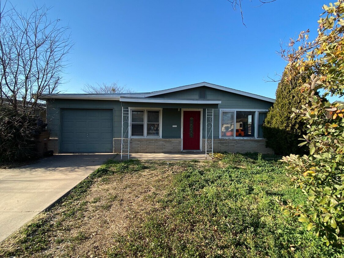 Primary Photo - Three bedroom home available!