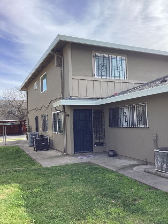Building Photo - New Listing! Cute 2 Bedroom, 1 Bath, Avail...