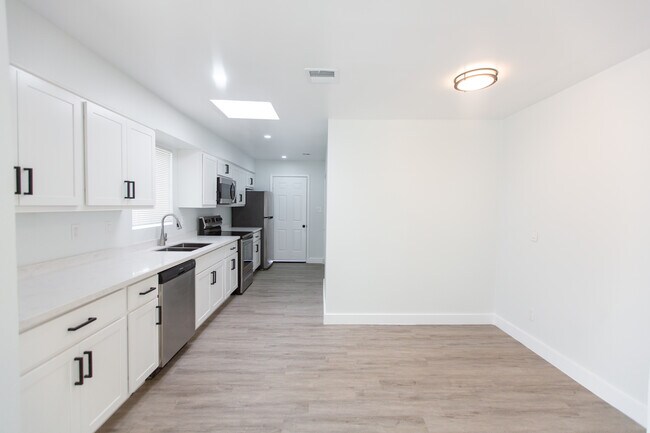 Building Photo - 1002 E Turney Ave