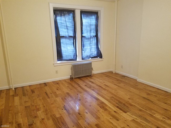 Foto del edificio - 3 br, 1 bath  - 6127 Madison St Apt 1L