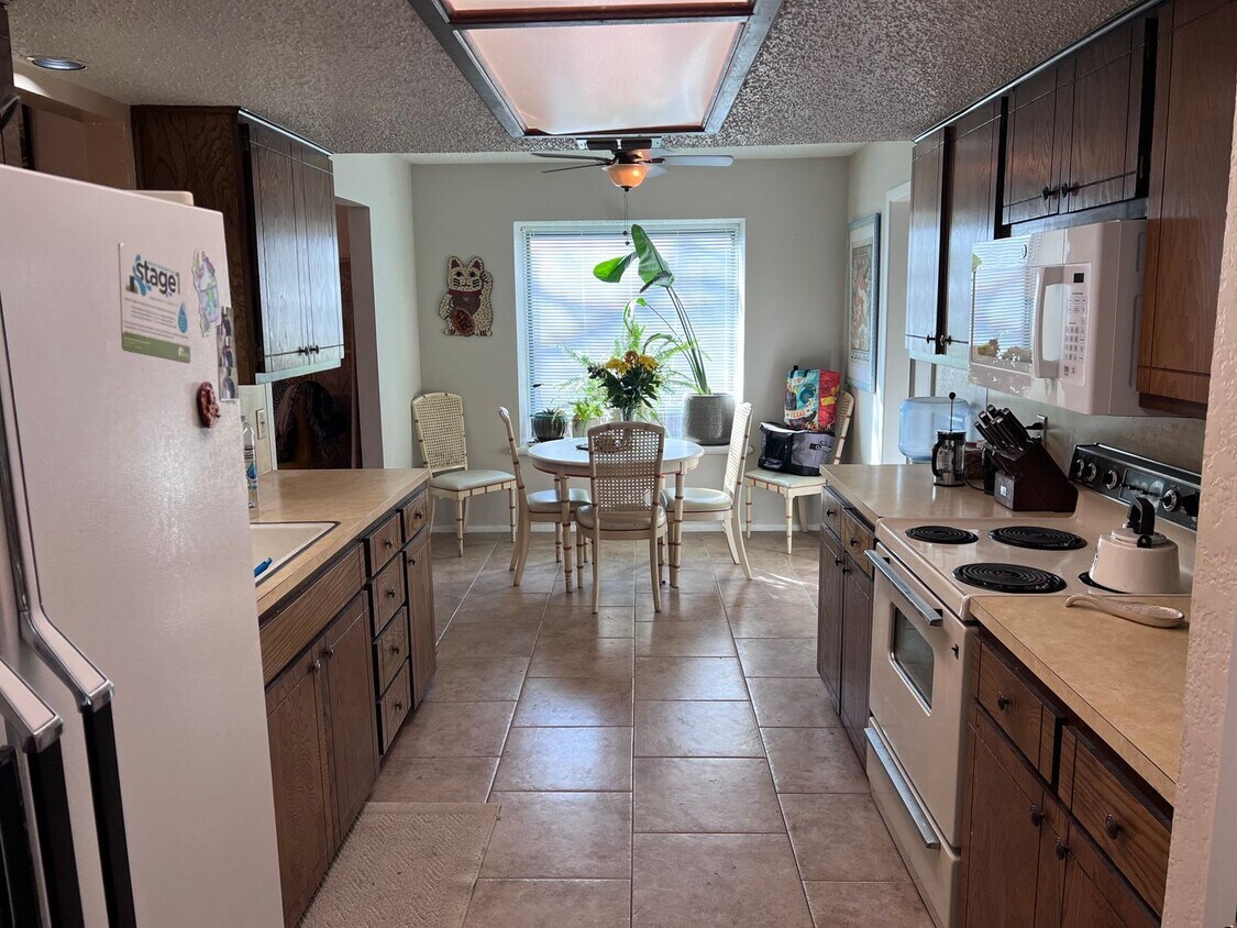 Primary Photo - Wow 3 bed 2 bath 2 garage wonderful