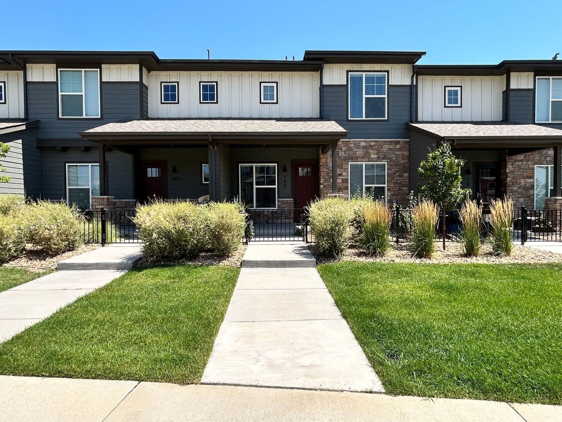 Beautiful 3 Bed 2.5 Bath Townhome with 2 Car Garage in Longmont - Beautiful 3 Bed 2.5 Bath Townhome with 2 Car Garage in Longmont