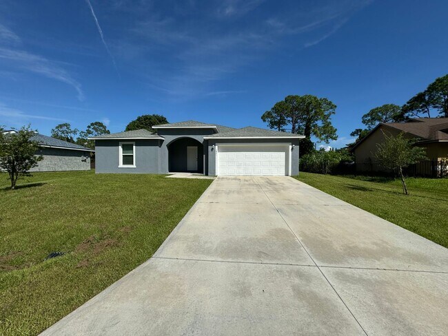 Foto del edificio - INCREDIBLE 4 Bedroom, 2 Bathroom Home in P...
