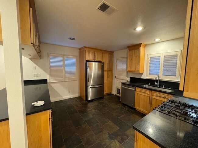 Foto del edificio - Beautiful 3 Bedroom House Available Soon!