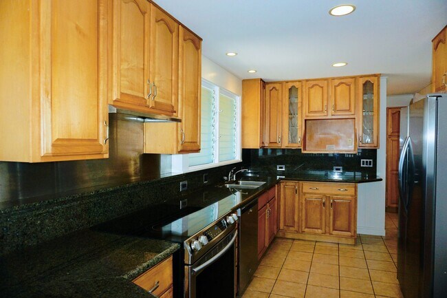 Building Photo - Spacious, Pet Friendly House Near Kailua B...