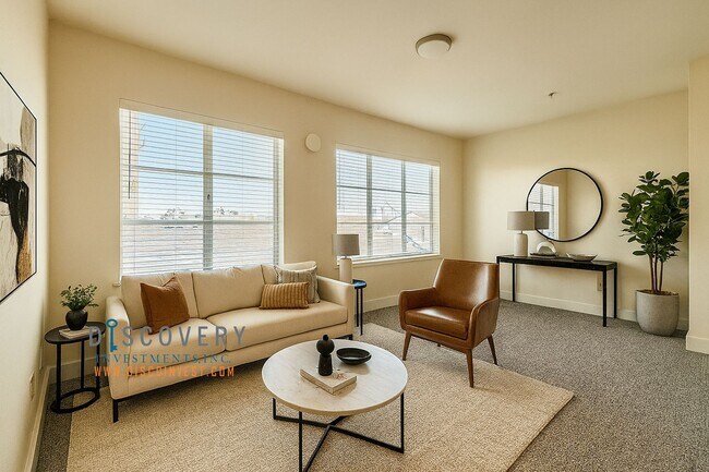 Foto del edificio - Stylish Uptown Condo in Prime Location