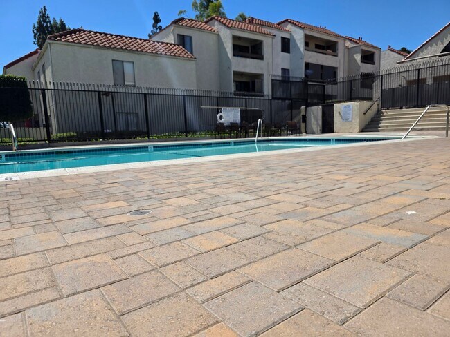 Building Photo - Santa Ana.  2 bedroom, 2 bathroom apartment!