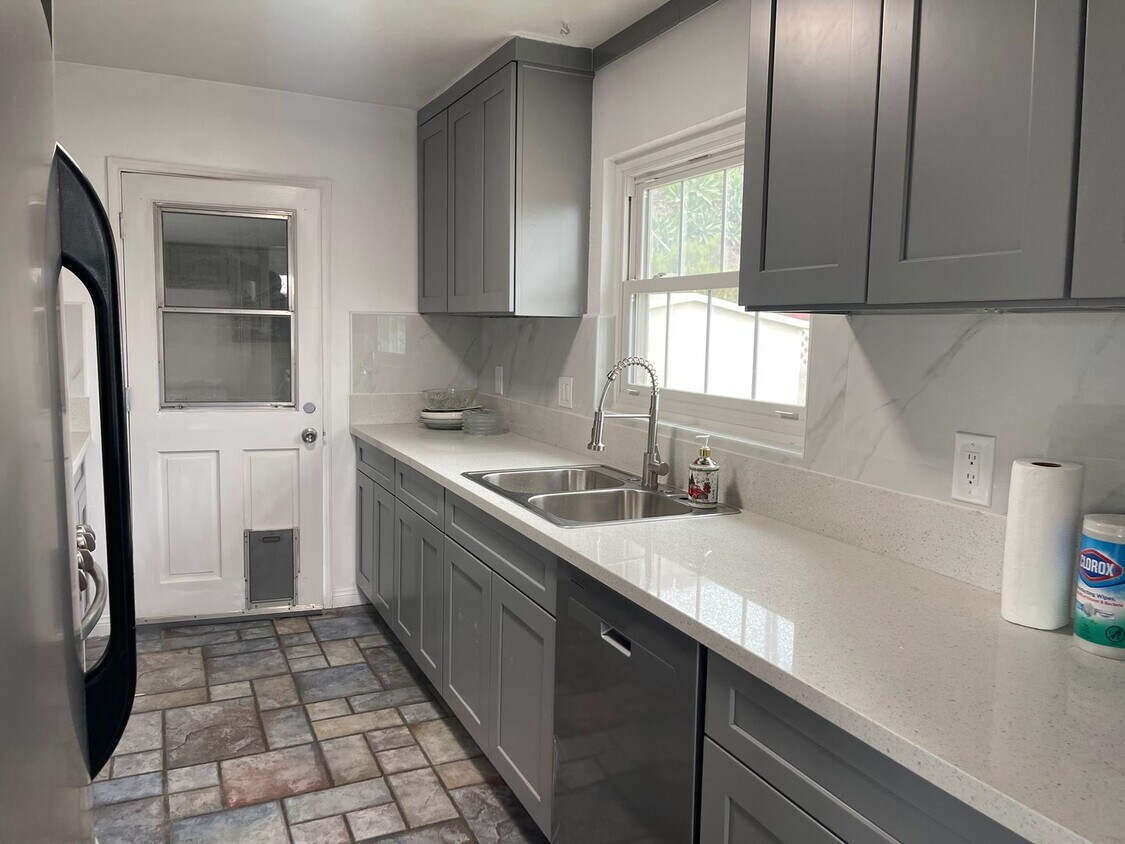 Foto principal - 3 Bed, 2 Bath House, New Kitchen plus 2 Bo...