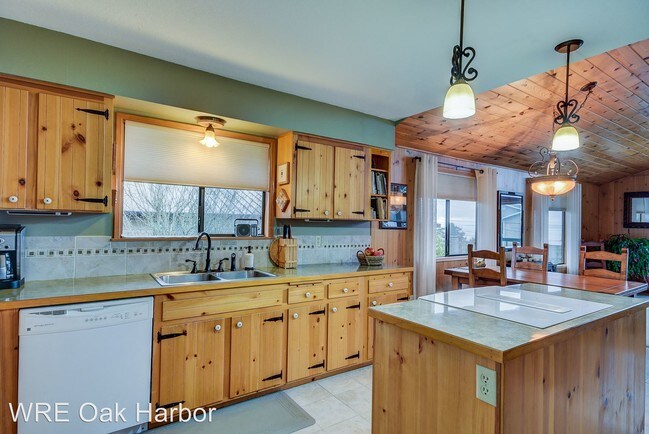 Building Photo - 3 br, 2 bath House - 1221 Admiral Drive