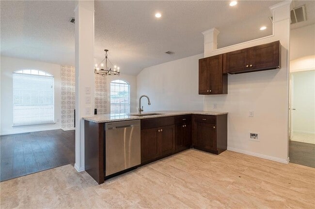 Building Photo - 2108 Monticello Cir