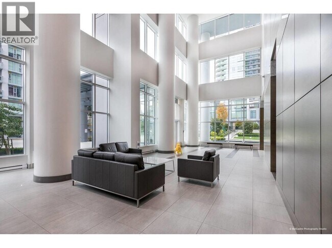 Building Photo - 4900 Lennox Ln