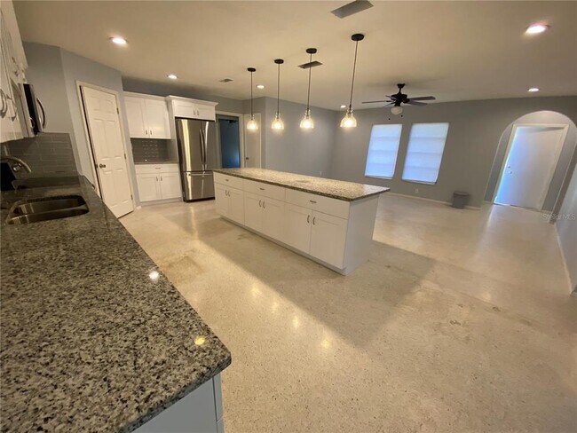 Building Photo - 819 Queen Palm Ln
