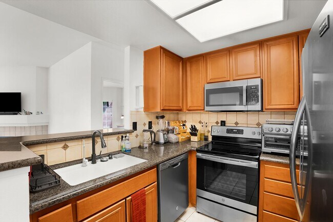 Foto del edificio - Stylish Furnished 2BR/2BA Condo with Resor...