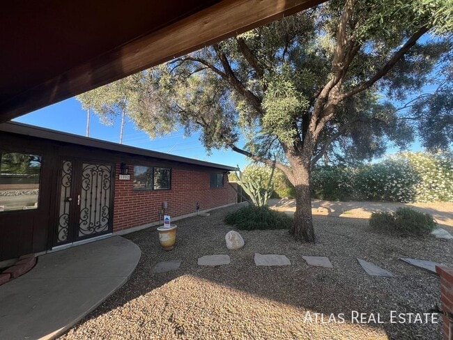 Building Photo - 1002 S Seco Pl