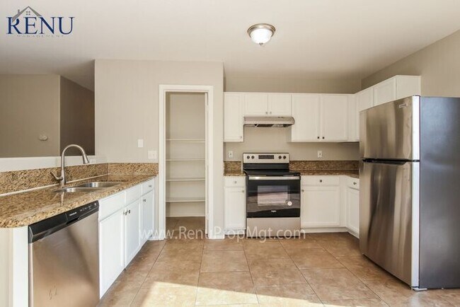 Foto del edificio - Spring into Savings: 100% off your first m...