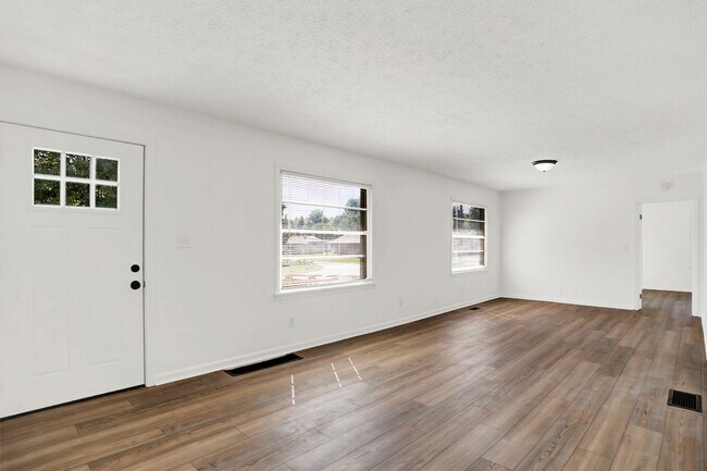Living room and main entrance with lots of natural lighting. - 898 Glendale Dr
