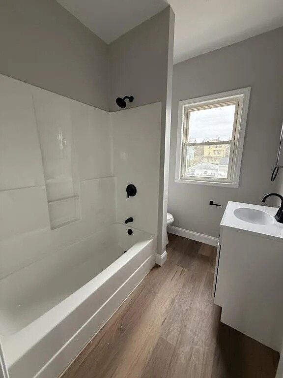 Foto del edificio - This stunning apartment on the 3rd floor boasts 3 bedrooms, 1 bathroom.