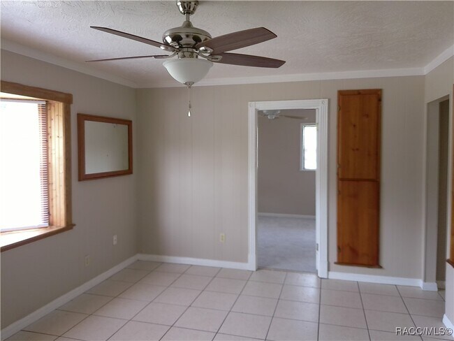 Foto del edificio - 1467 N Paul Dr