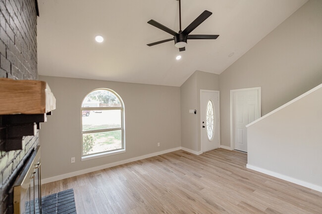 Photo - 2027 Lucerne Cir House