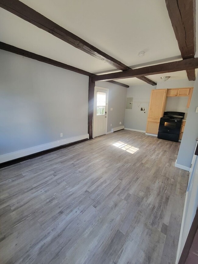 Building Photo - 2 Bedroom 1 Bathroom Townhome