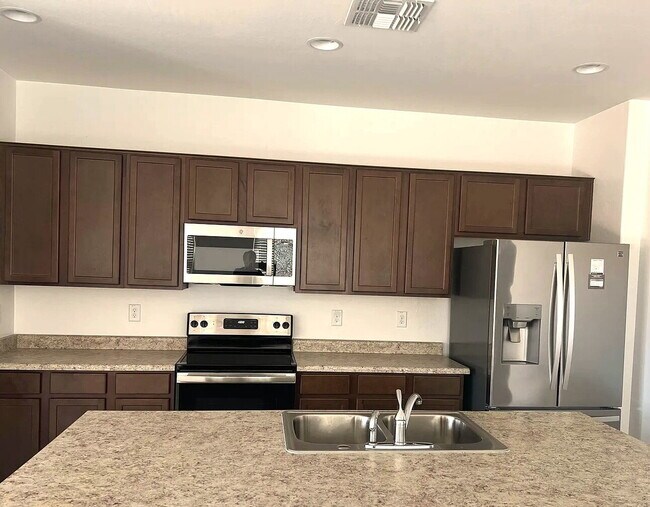 Foto del edificio - 4 BEDROOM RENTAL WITH 3 CAR GARAGE IN LOS PORTALES CASA GRANDE ARIZONA