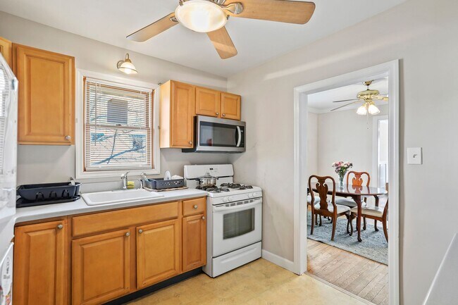 Foto del edificio - 6-Bedroom Rental Near TCNJ | Spacious Layout, Parking, Yard & Deck