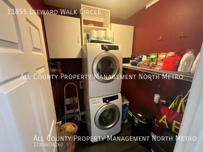 Building Photo - Spacious single family home in sought afte...