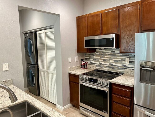 Foto del edificio - Downstairs Condo with Enclosed Patio