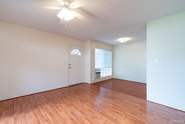 Building Photo - 2 Bedroom, 1 Bathroom Condo Home in The Royal Palms Community