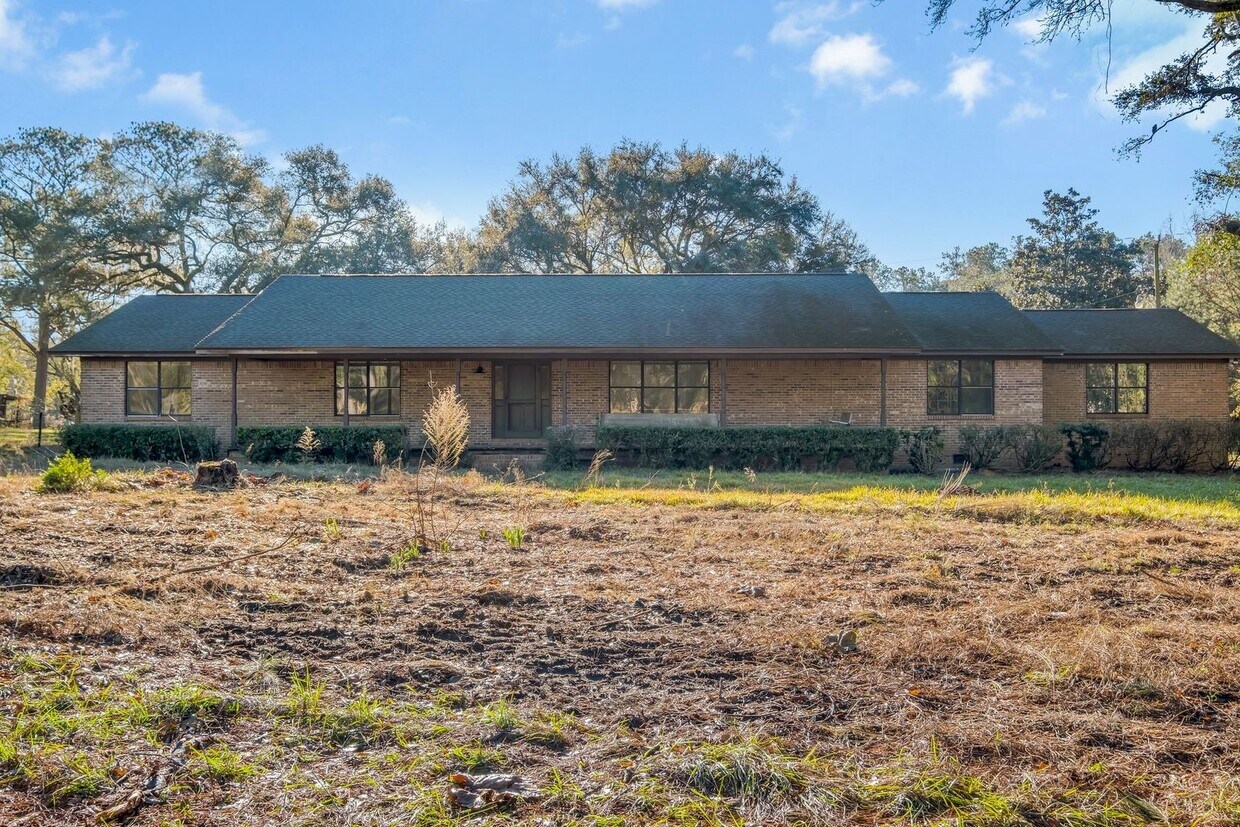 Foto principal - 5 bed 2.5 bath home with acreage