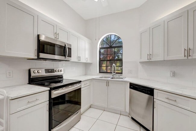 Building Photo - 5403 Verona Dr