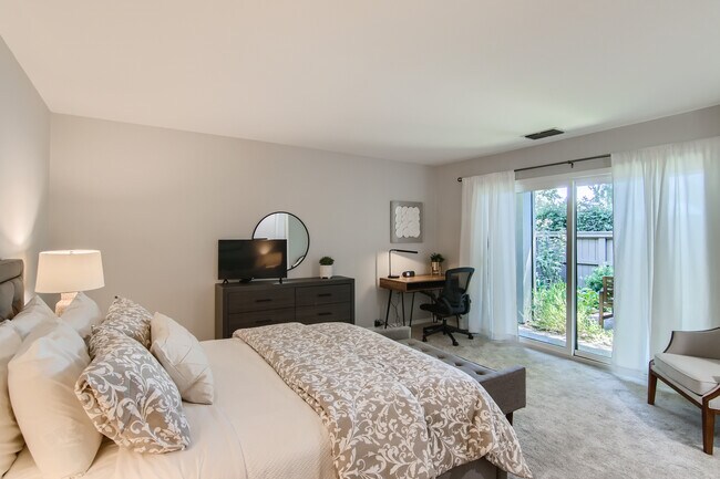 Primary Bedroom - 265 Munroe St