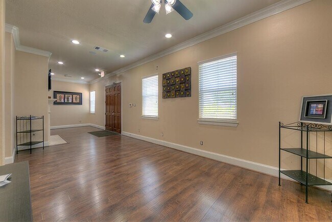 Foto del edificio - 303 Longmire Rd