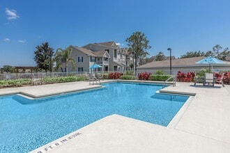 Building Photo - Lake House