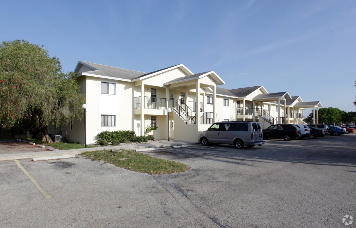 Camelot Trace Apartments Cape Coral, FL