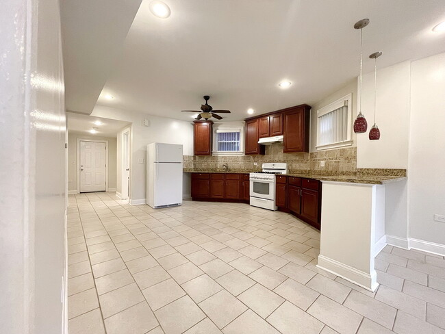 Building Photo - 2449 N Avers Ave