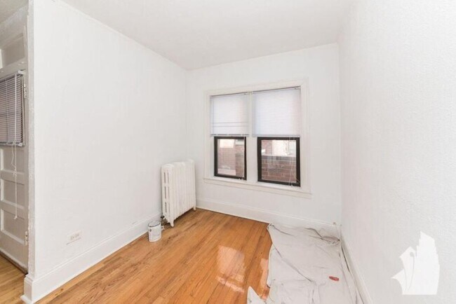 Building Photo - 3 bedroom in Chicago IL 60657