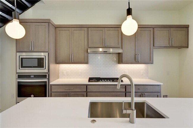 Building Photo - 3303 Cantwell Ln