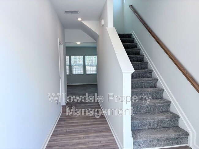 Building Photo - 866 McKenzie Pk Ter