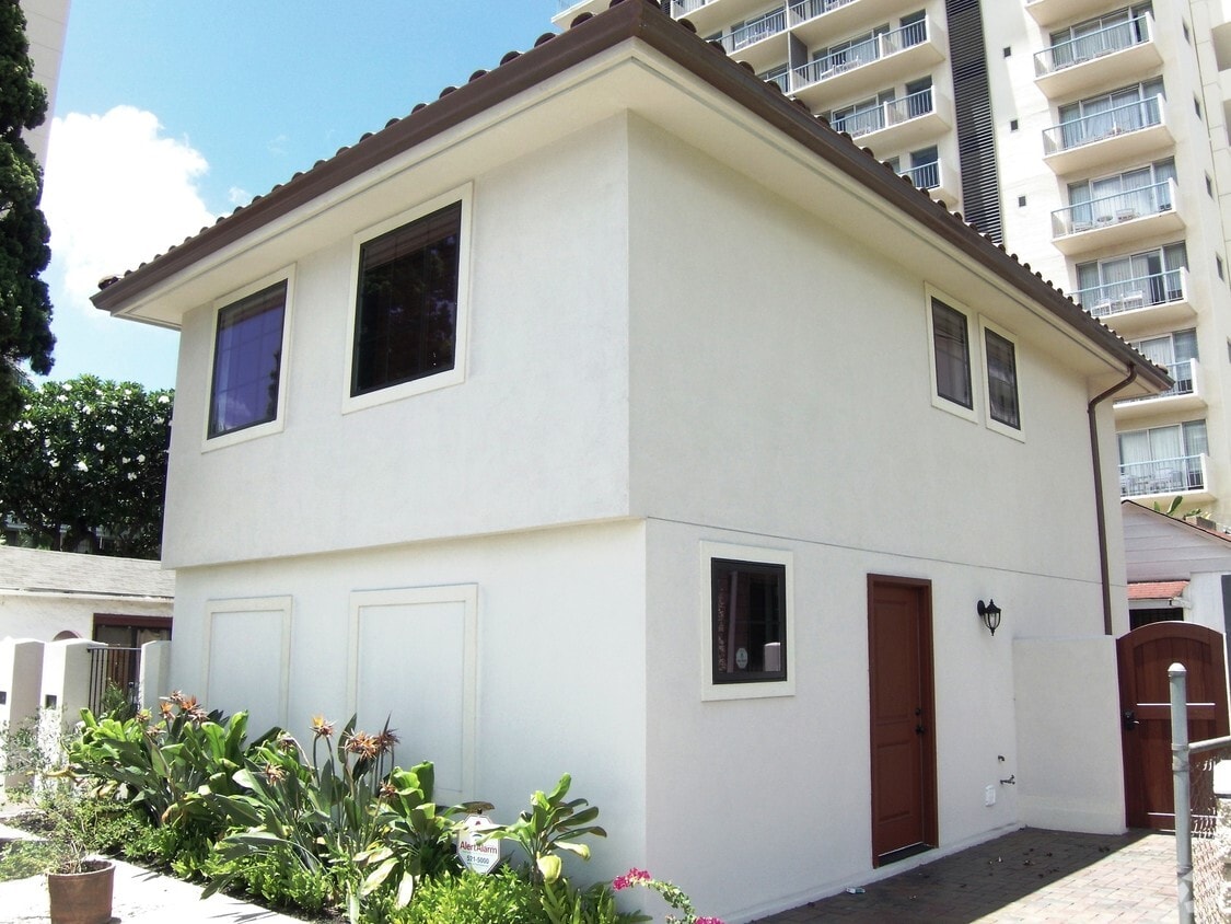 Building Photo - 2165-2167 Ala Wai Blvd