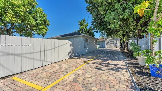 Foto del edificio - 4651 NW 23rd Ct