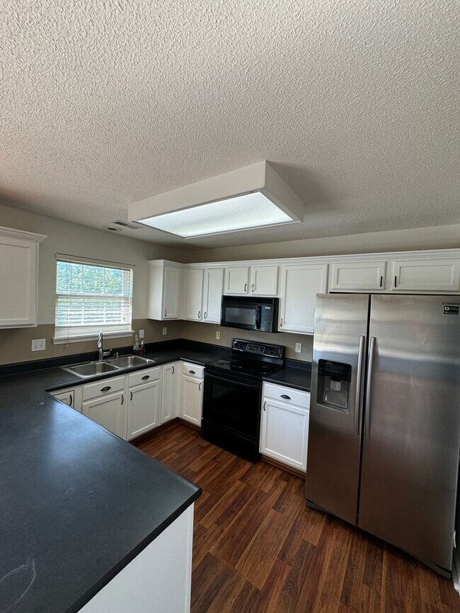 Building Photo - Single Family Home - Available For Rent!