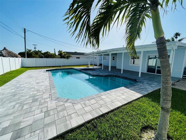 Building Photo - 2215 W Vina Del Mar Blvd
