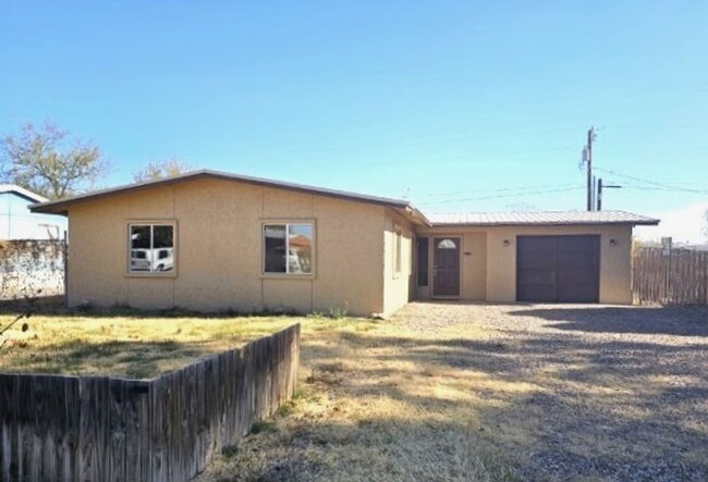 Building Photo - Welcoming 3 bedroom home