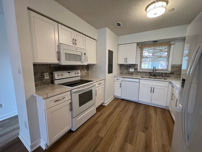 Building Photo - Beautiful waterfront condo on Lake Wylie!
