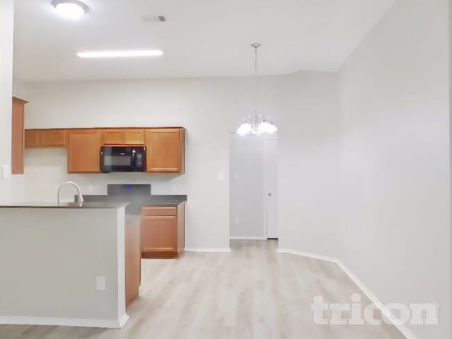 Foto del edificio - 1602 Canary Island Ct