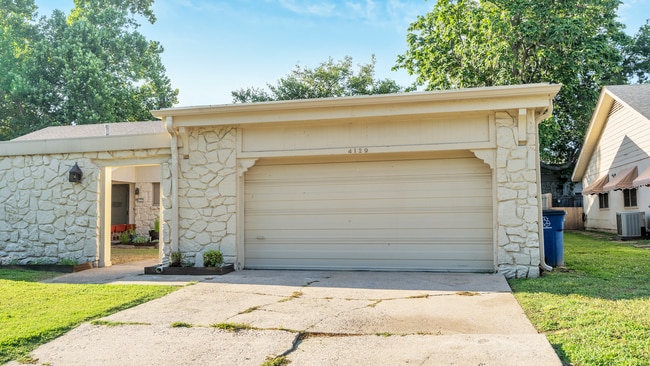Building Photo - Spacious 3 bed / 2 bath duplex unit lookin...